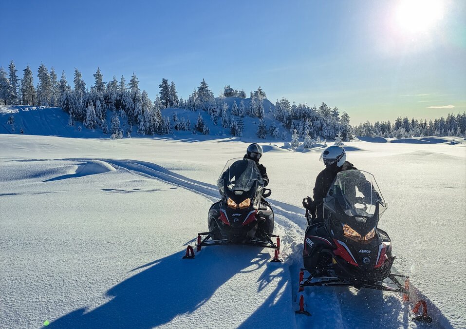 Excursion privée en motoneige vers l’hôtel de glace