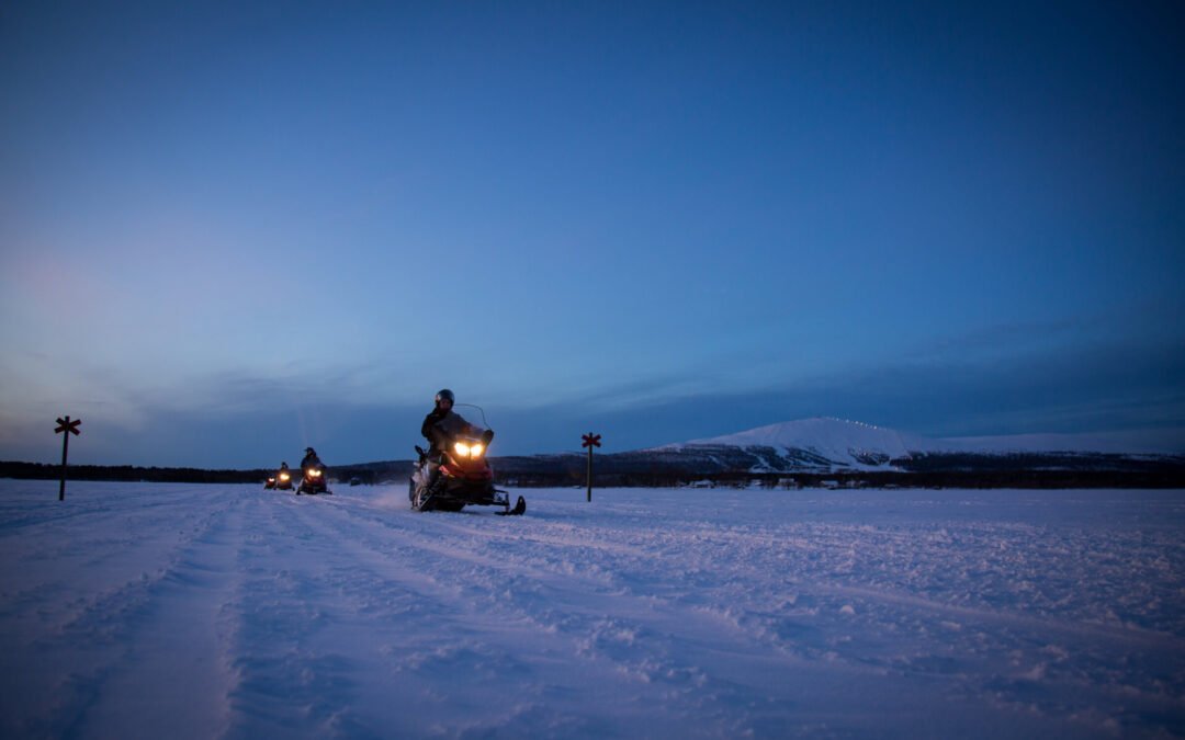 Aurora hunting with snowmobiles in Ylläs