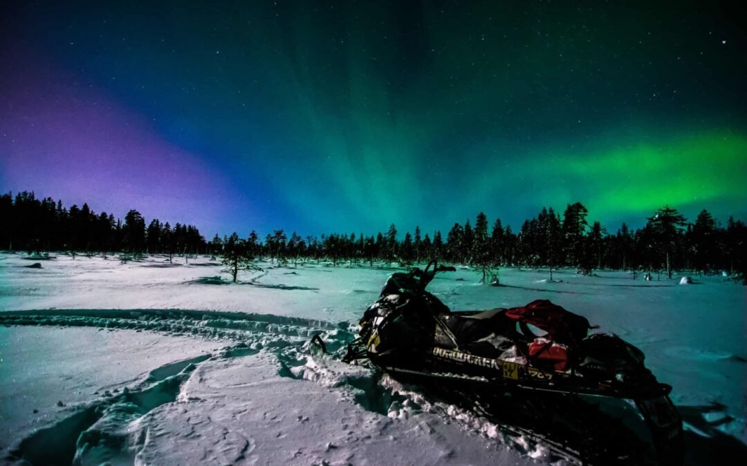 Chasse aux aurores boréales en motoneige